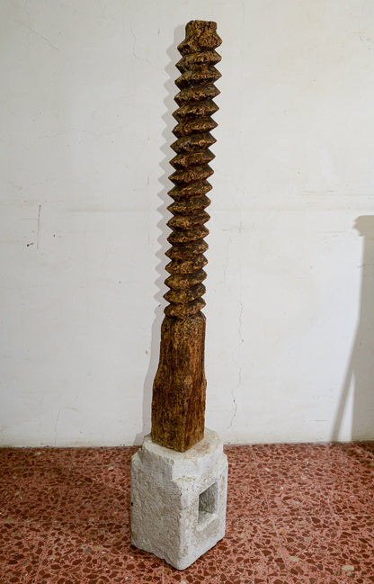 Struttura vite tornita in legno di torchio  con evidenti segni del tempo con base in pietra sagomata