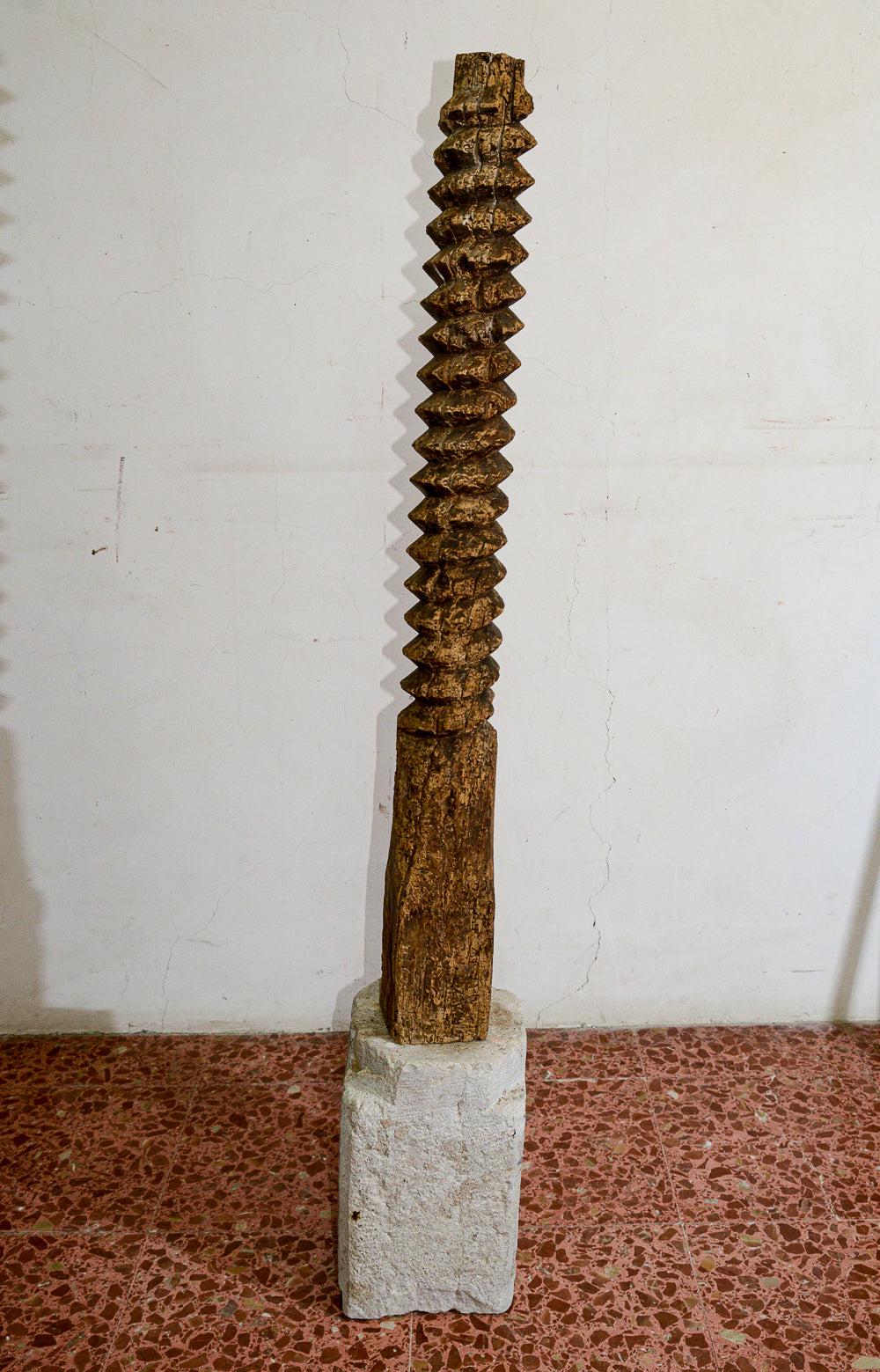 Struttura vite tornita in legno di torchio  con evidenti segni del tempo con base in pietra sagomata