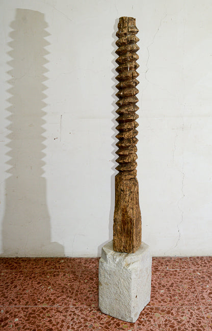 Struttura vite tornita in legno di torchio  con evidenti segni del tempo con base in pietra sagomata