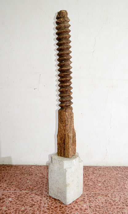 Struttura vite tornita in legno di torchio  con evidenti segni del tempo con base in pietra sagomata