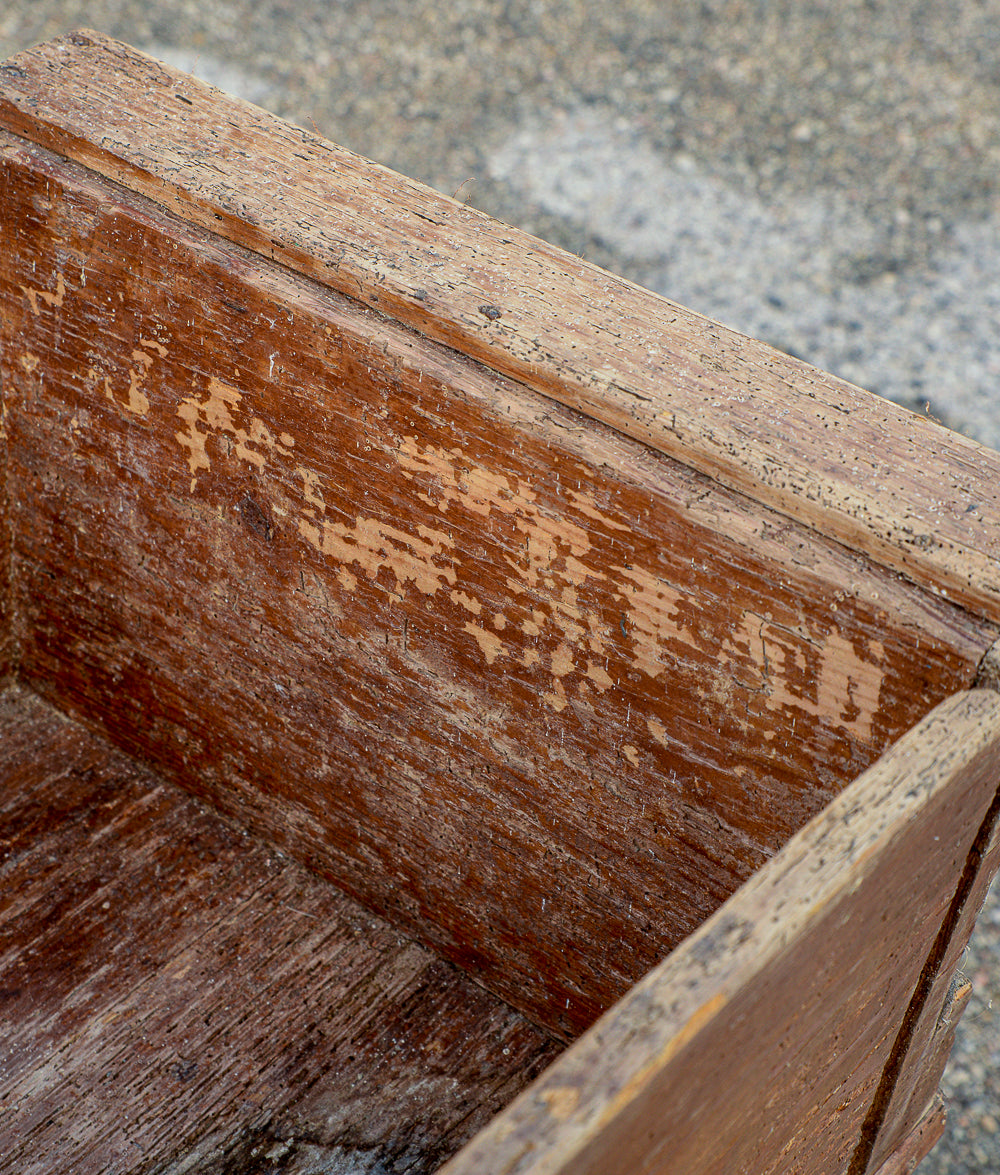 Madia credenza porta farina a conca svasata con base a capretta. Italia epoca primo 800