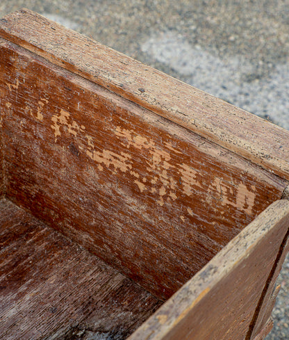 Madia credenza porta farina a conca svasata con base a capretta. Italia epoca primo 800