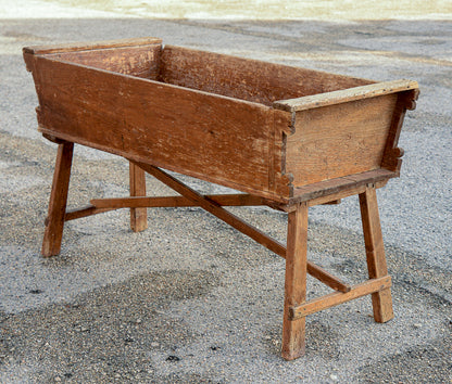 Madia credenza porta farina a conca svasata con base a capretta. Italia epoca primo 800