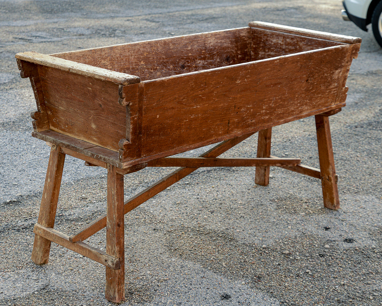 Madia credenza porta farina a conca svasata con base a capretta. Italia epoca primo 800