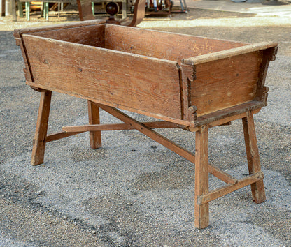 Madia credenza porta farina a conca svasata con base a capretta. Italia epoca primo 800
