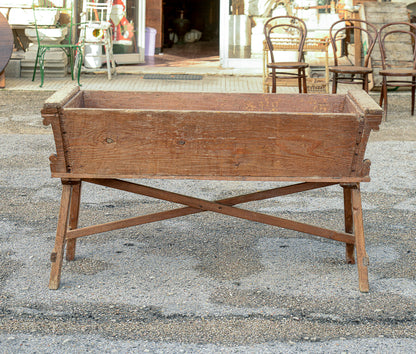 Madia credenza porta farina a conca svasata con base a capretta. Italia epoca primo 800