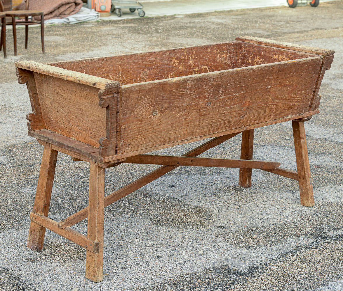 Madia credenza porta farina a conca svasata con base a capretta. Italia epoca primo 800