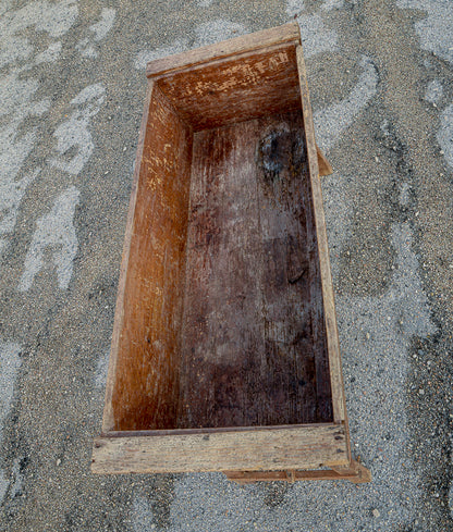 Madia credenza porta farina a conca svasata con base a capretta. Italia epoca primo 800