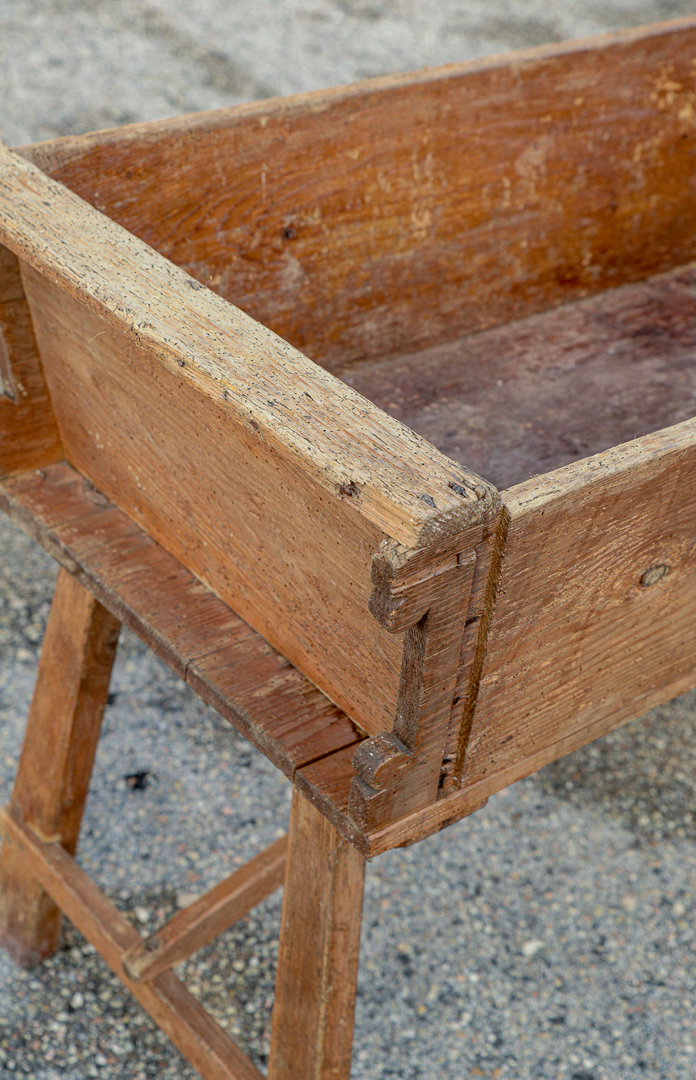 Madia credenza porta farina a conca svasata con base a capretta. Italia epoca primo 800