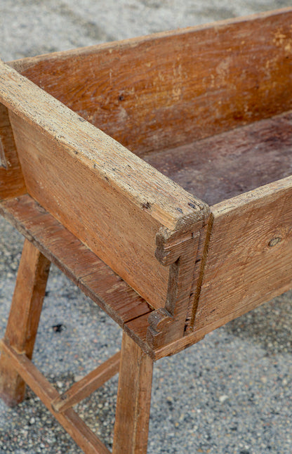 Madia credenza porta farina a conca svasata con base a capretta. Italia epoca primo 800