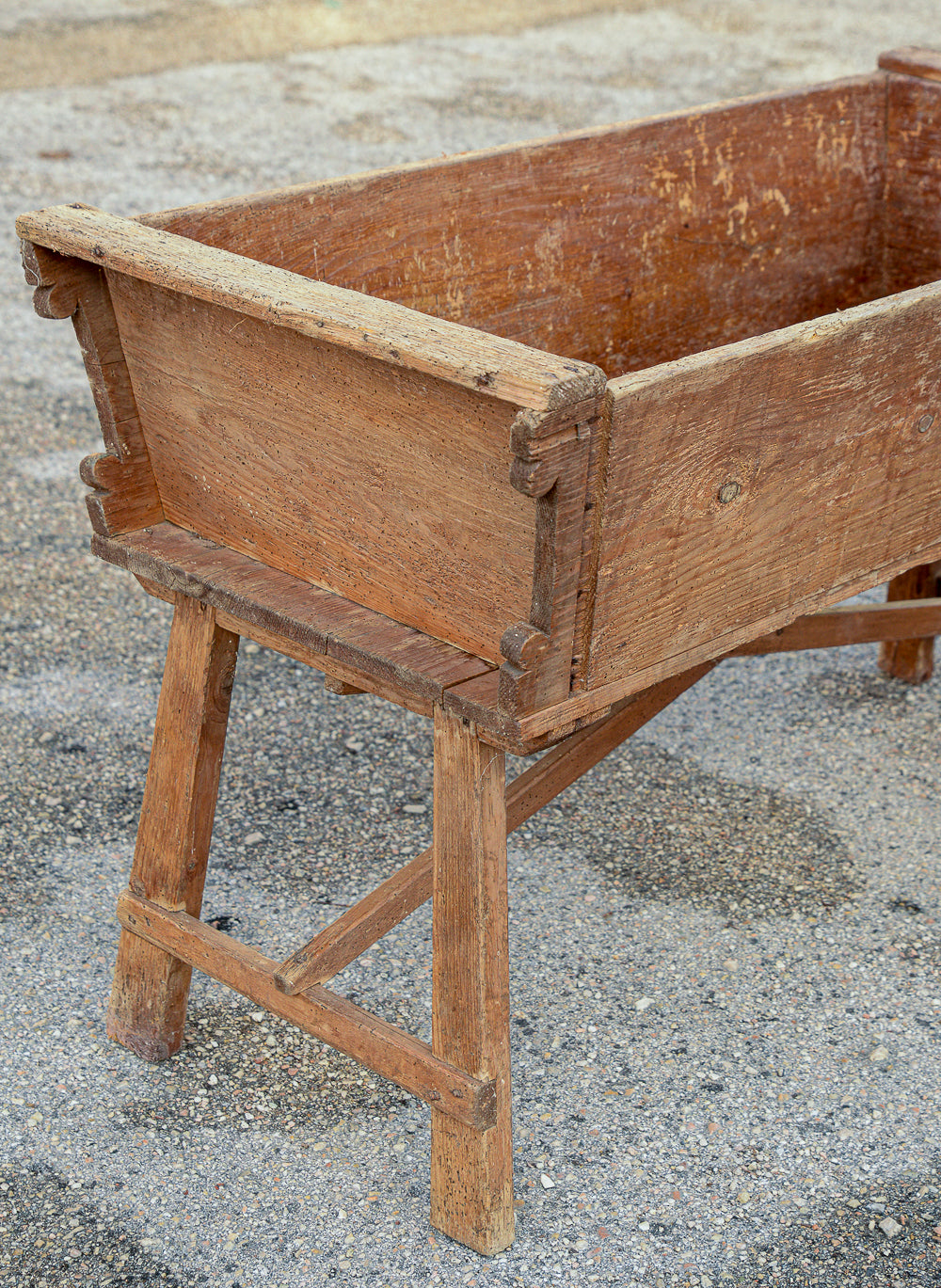 Madia credenza porta farina a conca svasata con base a capretta. Italia epoca primo 800