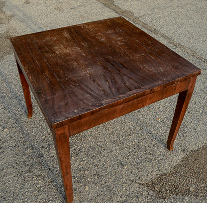 Tavolo quadrato placcato in noce Italia epoca 1800