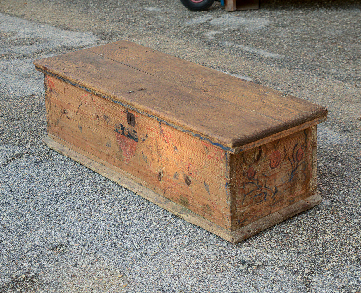 Cassa in abete con  frammenti di decori sul fronte Italia 1800