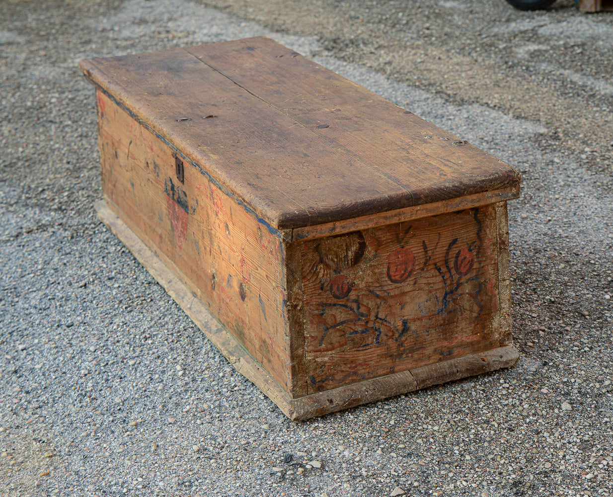 Cassa in abete con  frammenti di decori sul fronte Italia 1800
