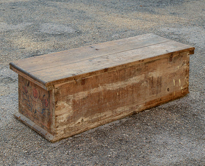 Cassa in abete con  frammenti di decori sul fronte Italia 1800
