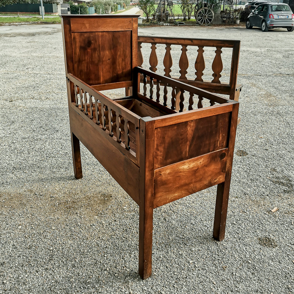 Culla letto in legno massello con struttura interna basculante e balaustre pieghevoli apribili Italia epoca