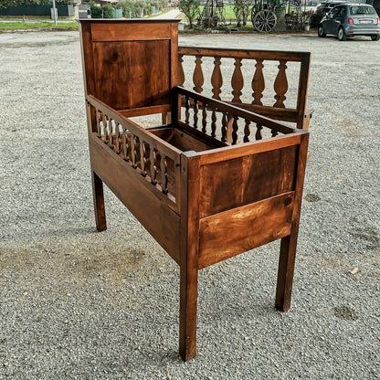 Culla letto in legno massello con struttura interna basculante e balaustre pieghevoli apribili Italia epoca