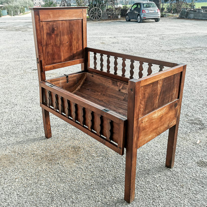 Culla letto in legno massello con struttura interna basculante e balaustre pieghevoli apribili Italia epoca