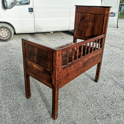 Culla letto in legno massello con struttura interna basculante e balaustre pieghevoli apribili Italia epoca
