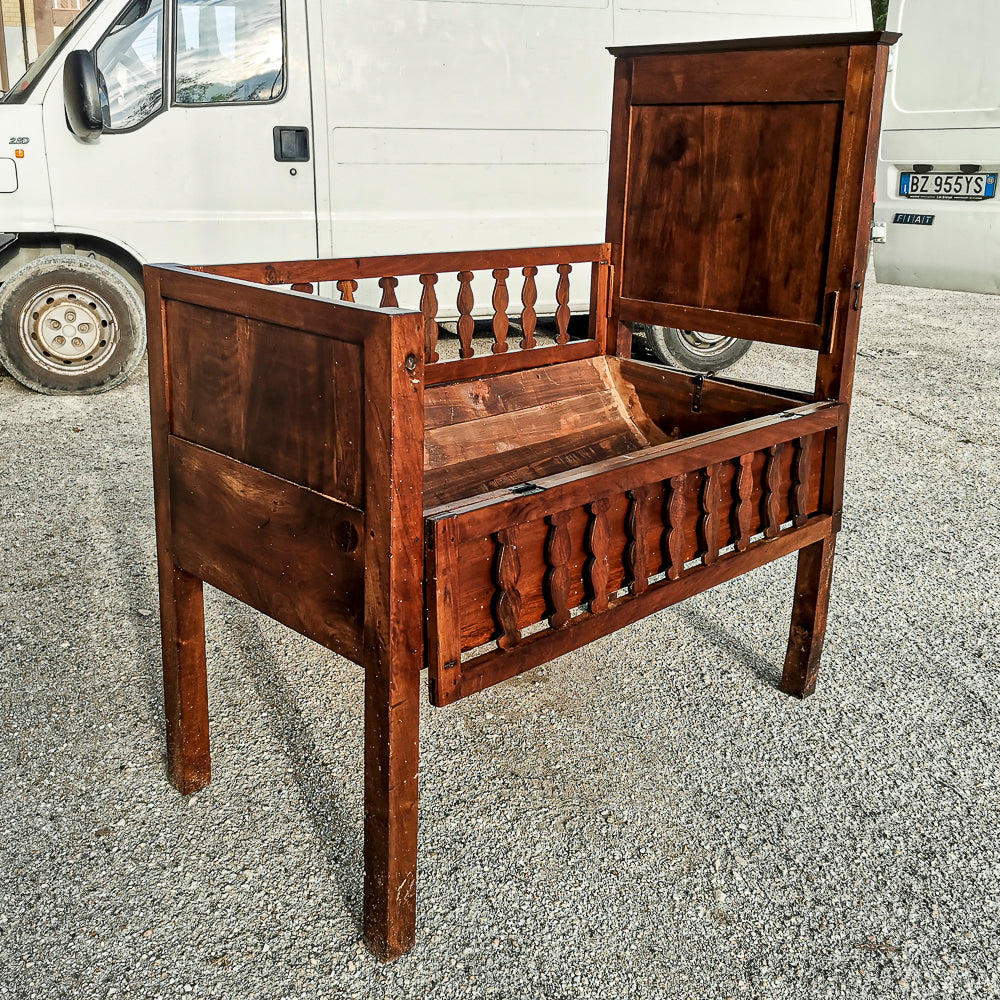 Culla letto in legno massello con struttura interna basculante e balaustre pieghevoli apribili Italia epoca