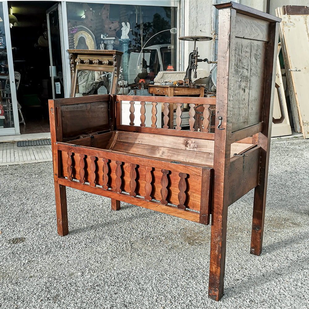 Culla letto in legno massello con struttura interna basculante e balaustre pieghevoli apribili Italia epoca