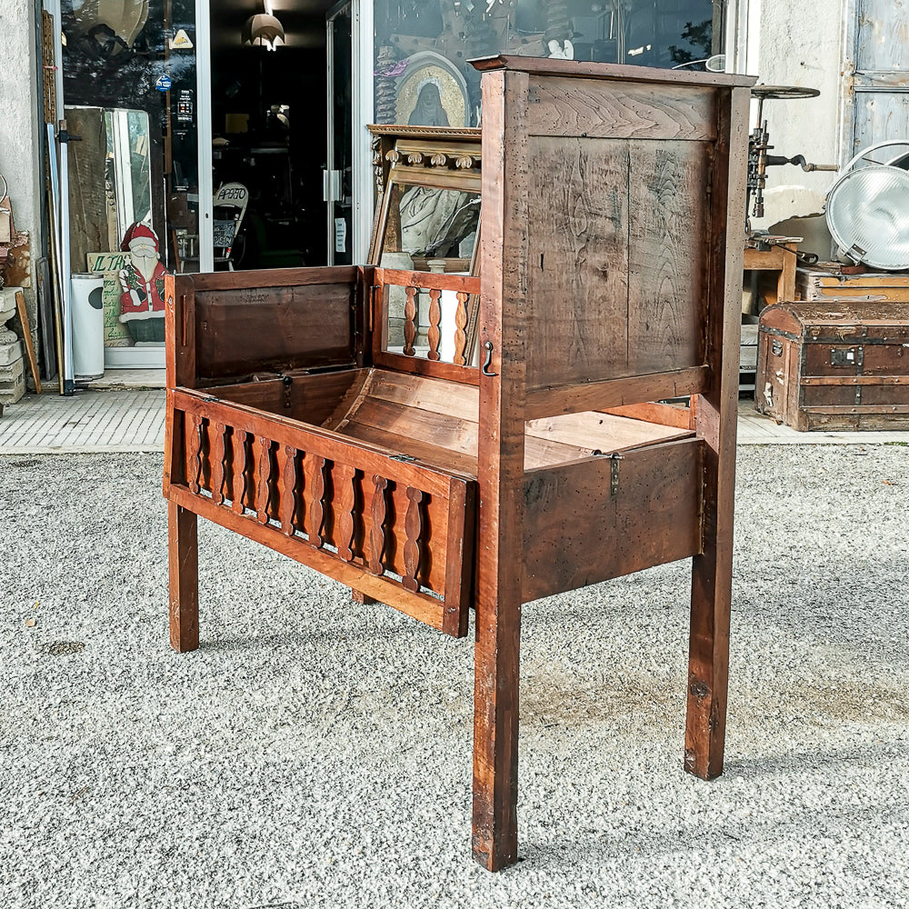 Culla letto in legno massello con struttura interna basculante e balaustre pieghevoli apribili Italia epoca