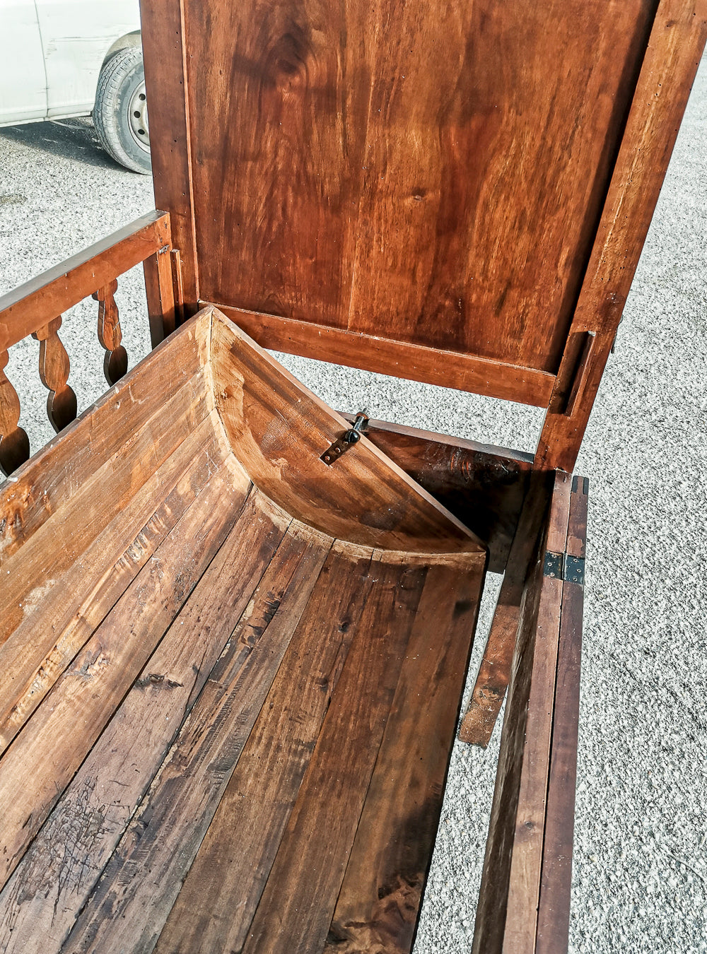 Culla letto in legno massello con struttura interna basculante e balaustre pieghevoli apribili Italia epoca
