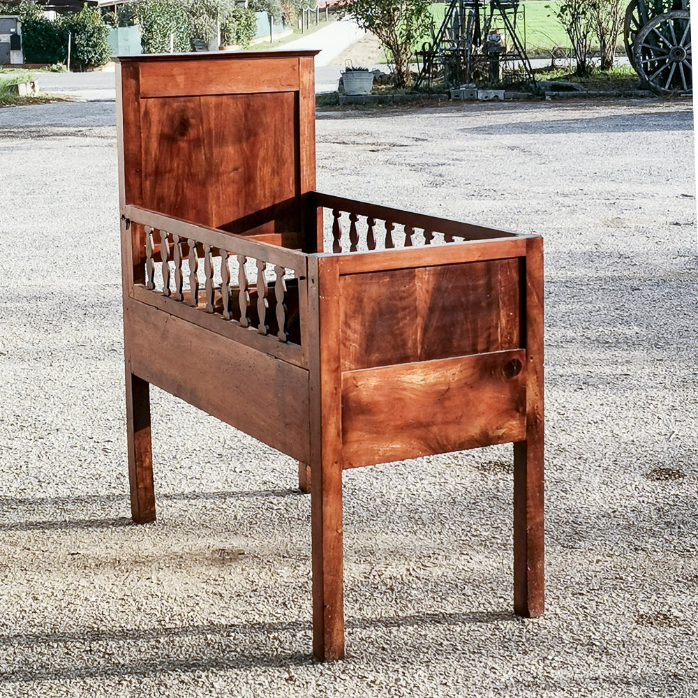 Culla letto in legno massello con struttura interna basculante e balaustre pieghevoli apribili Italia epoca