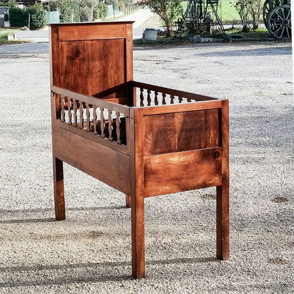 Culla letto in legno massello con struttura interna basculante e balaustre pieghevoli apribili Italia epoca