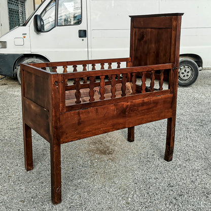 Culla letto in legno massello con struttura interna basculante e balaustre pieghevoli apribili Italia epoca
