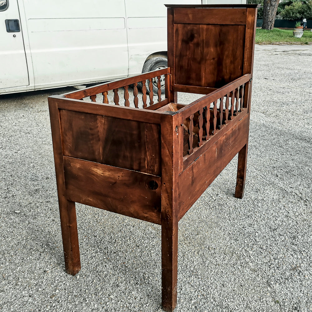 Culla letto in legno massello con struttura interna basculante e balaustre pieghevoli apribili Italia epoca