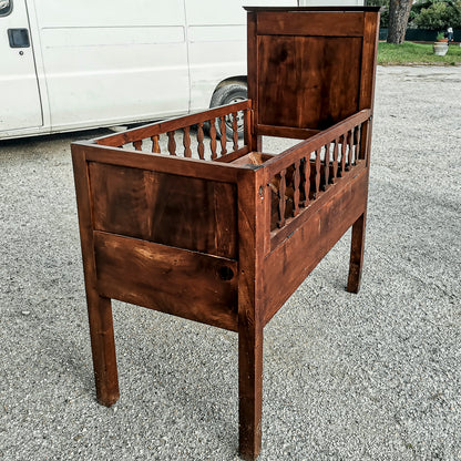 Culla letto in legno massello con struttura interna basculante e balaustre pieghevoli apribili Italia epoca