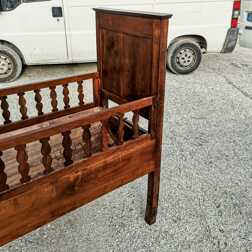 Culla letto in legno massello con struttura interna basculante e balaustre pieghevoli apribili Italia epoca