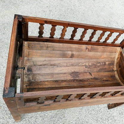 Culla letto in legno massello con struttura interna basculante e balaustre pieghevoli apribili Italia epoca