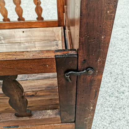 Culla letto in legno massello con struttura interna basculante e balaustre pieghevoli apribili Italia epoca