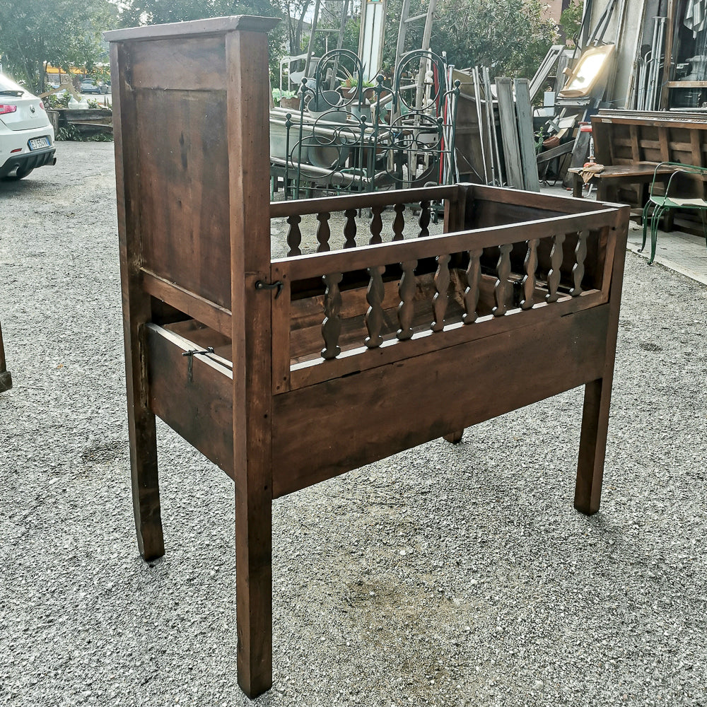 Culla letto in legno massello con struttura interna basculante e balaustre pieghevoli apribili Italia epoca