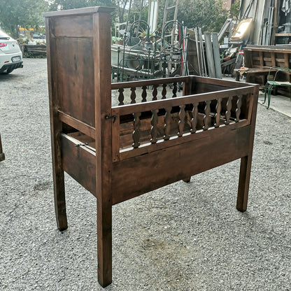 Culla letto in legno massello con struttura interna basculante e balaustre pieghevoli apribili Italia epoca