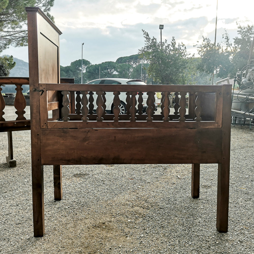 Culla letto in legno massello con struttura interna basculante e balaustre pieghevoli apribili Italia epoca