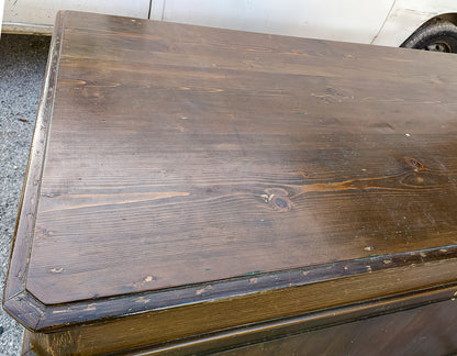 Scrivania a cattedra con 6 cassetti in legno massello di abete Italia fine 1800