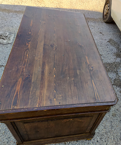 Scrivania a cattedra con 6 cassetti in legno massello di abete Italia fine 1800