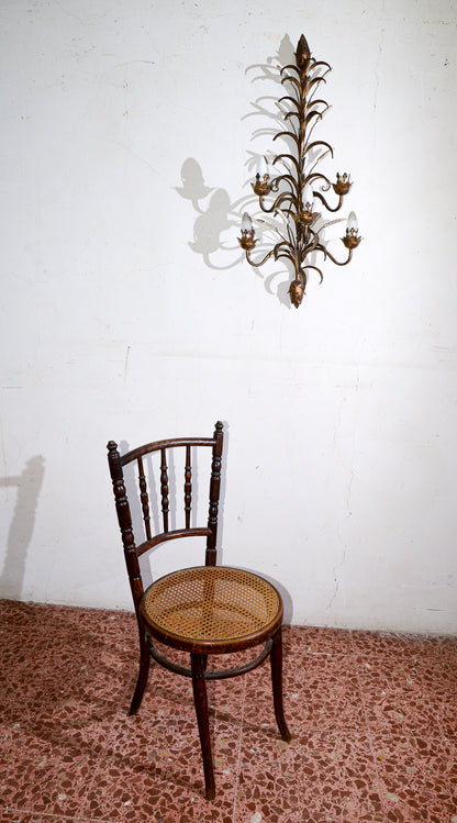 Applique lampada da parete muro in ferro battuto con decori a foglia e dorata e fiori bianchi verniciati 5 luci  stile Banci Firenze