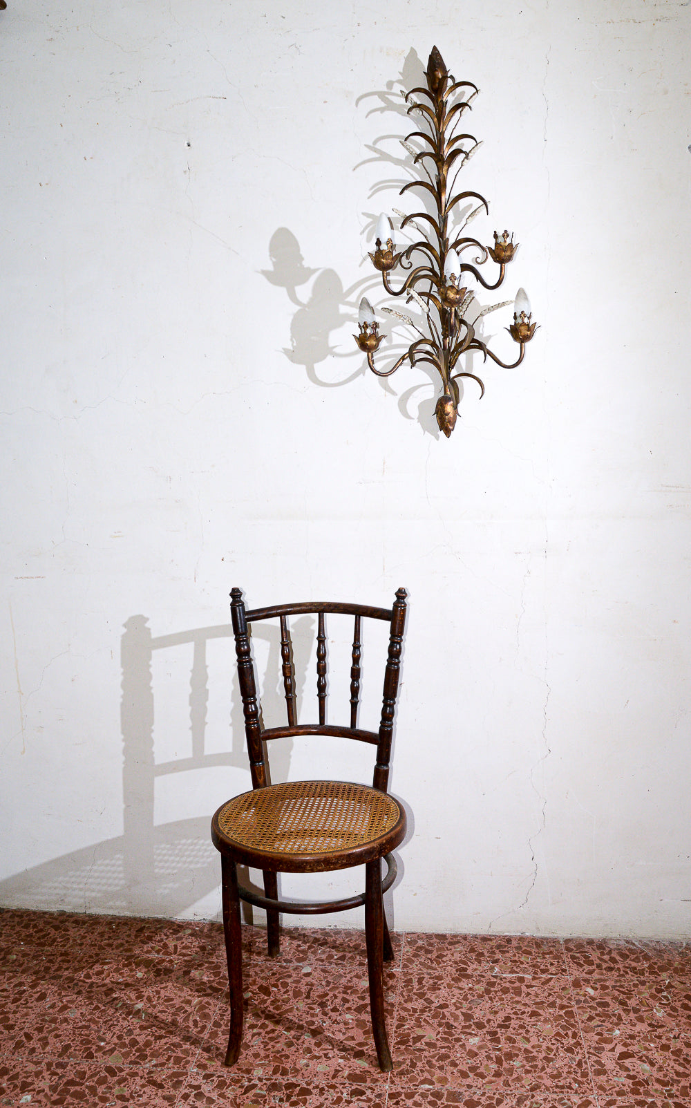 Applique lampada da parete muro in ferro battuto con decori a foglia e dorata e fiori bianchi verniciati 5 luci  stile Banci Firenze