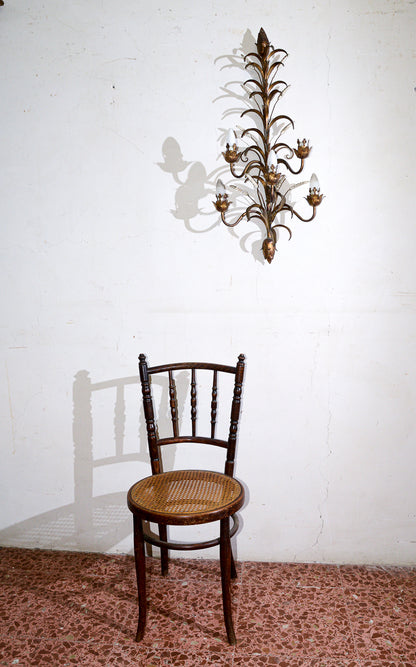 Applique lampada da parete muro in ferro battuto con decori a foglia e dorata e fiori bianchi verniciati 5 luci  stile Banci Firenze