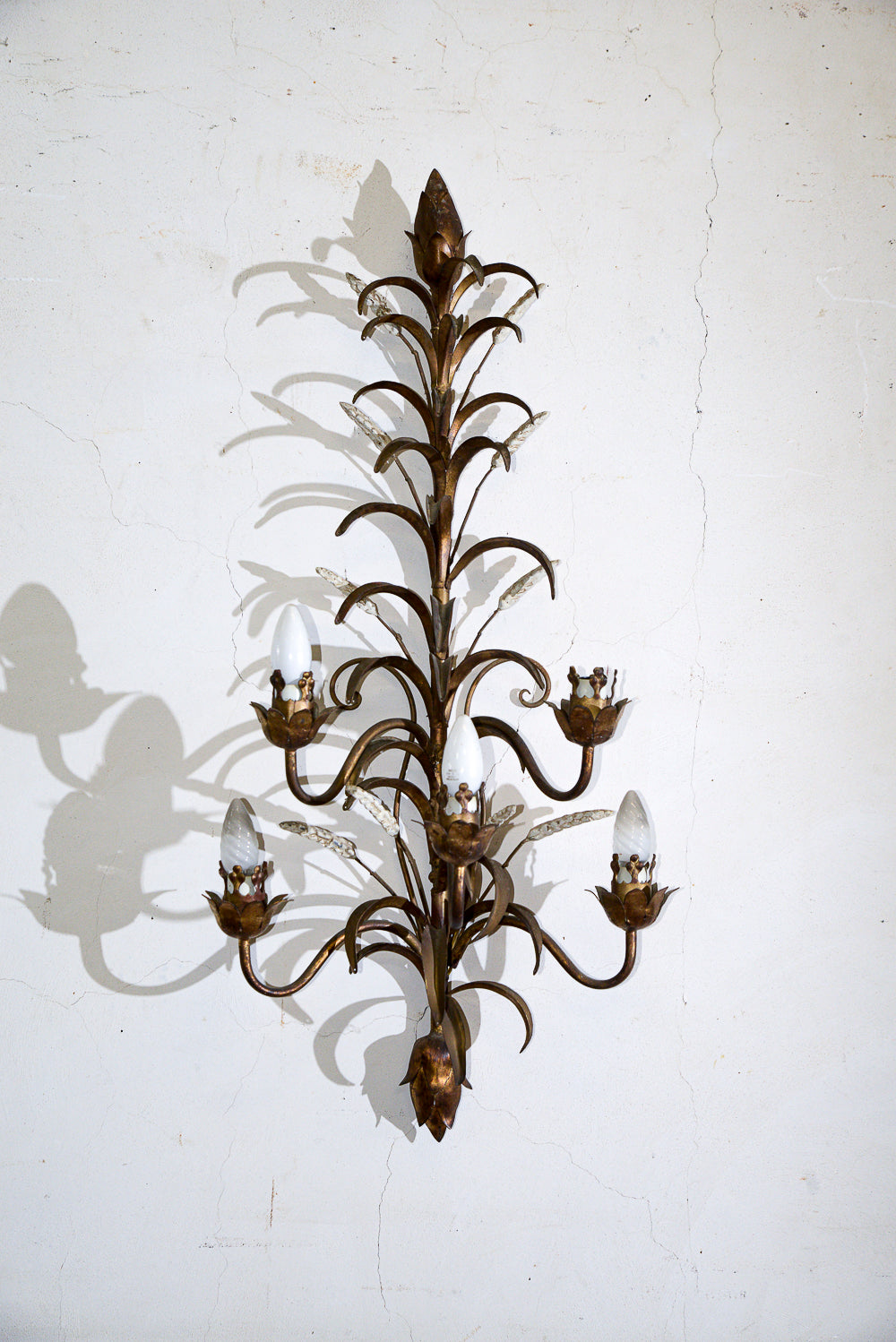 Applique lampada da parete muro in ferro battuto con decori a foglia e dorata e fiori bianchi verniciati 5 luci  stile Banci Firenze