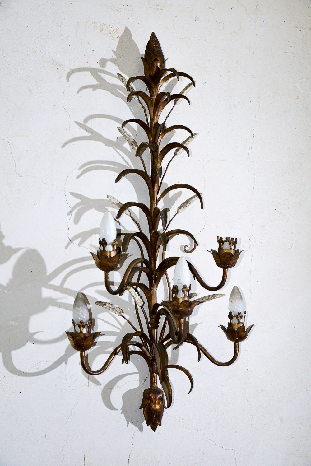 Applique lampada da parete muro in ferro battuto con decori a foglia e dorata e fiori bianchi verniciati 5 luci  stile Banci Firenze