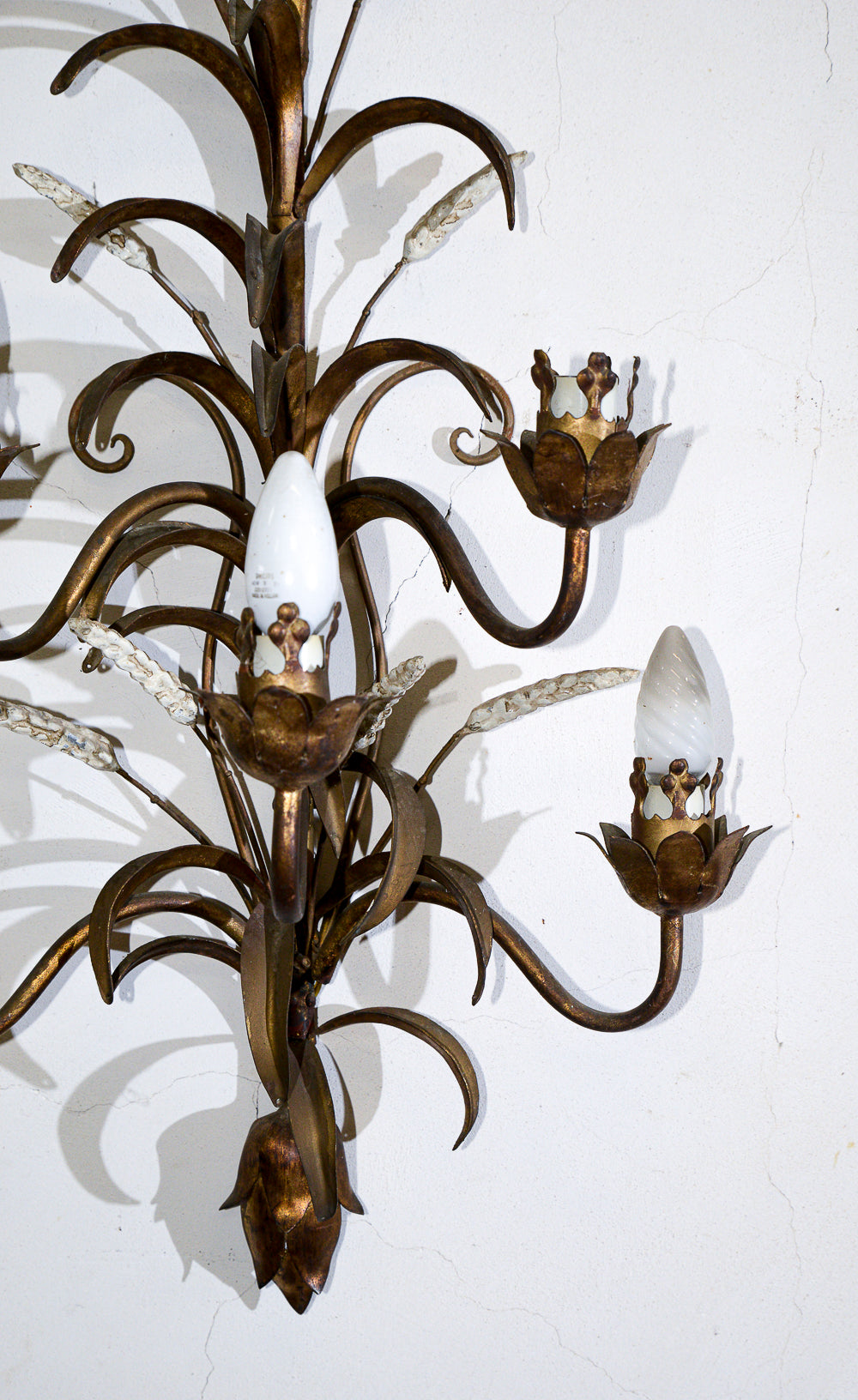 Applique lampada da parete muro in ferro battuto con decori a foglia e dorata e fiori bianchi verniciati 5 luci  stile Banci Firenze