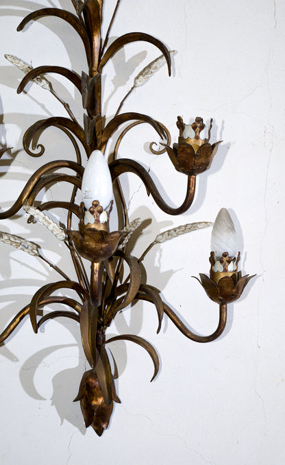 Applique lampada da parete muro in ferro battuto con decori a foglia e dorata e fiori bianchi verniciati 5 luci  stile Banci Firenze