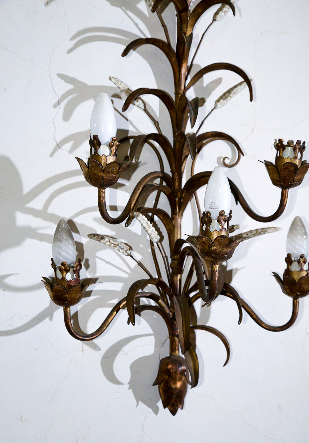 Applique lampada da parete muro in ferro battuto con decori a foglia e dorata e fiori bianchi verniciati 5 luci  stile Banci Firenze
