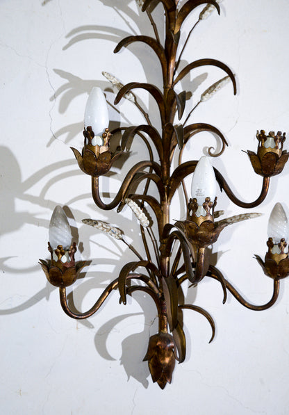 Applique lampada da parete muro in ferro battuto con decori a foglia e dorata e fiori bianchi verniciati 5 luci  stile Banci Firenze