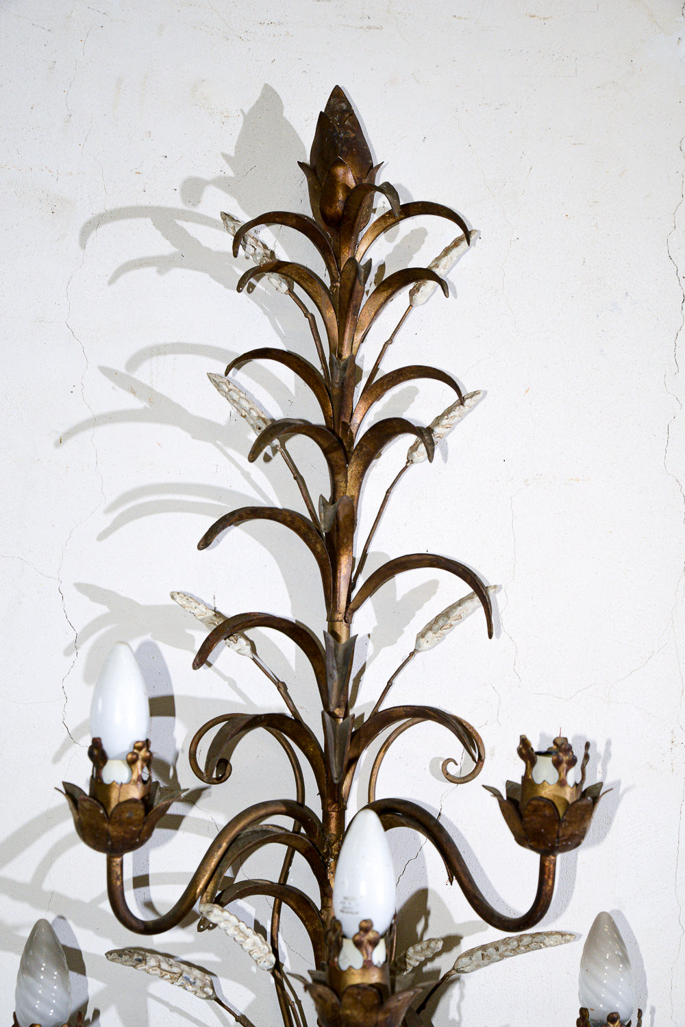 Applique lampada da parete muro in ferro battuto con decori a foglia e dorata e fiori bianchi verniciati 5 luci  stile Banci Firenze